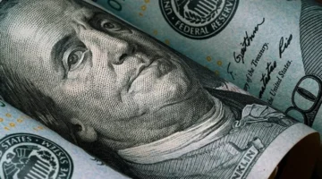 تباين سعر الدولار مقابل الجنيه المصري في البنوك والسوق الموازية بنهاية التعاملات
